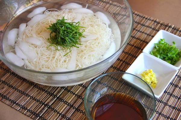 Ăn kèm nước chấm tsuyu là nét đặc trưng nhất của món ăn. Nước chấm tsuyu là sự kết hợp của nước sốt katsuobushi từ cá ngừ khô, nước lạnh, vừng, gừng và hành thái nhỏ.