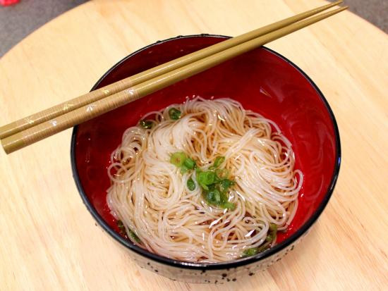 Mỳ lạnh Somen là món ăn mùa hè được ưa chuộng tại Nhật Bản. Đây cũng là món ăn truyền thống, là niềm tự hào của người Nhật. Sợi mỳ Somen được làm từ bột mỳ và có đường kính nhỏ hơn 1,3 mm.