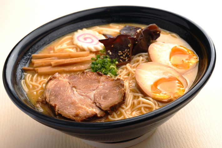 Ramen chính là món mỳ quốc hồn, quốc túy của đất nước Nhật Bản. Mỳ Ramen có màu vàng tươi, sợi nhỏ, được chế biến từ bột lúa mỳ, muối, nước và nước tro tàu.
