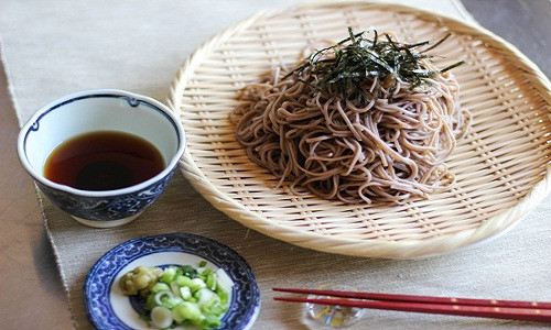 Theo cách ăn truyền thống, mỳ Soba có hai hình thức lựa chọn: một là mỳ rửa qua nước lạnh, đặt lên nan tre, thưởng thức cùng nước chấm.