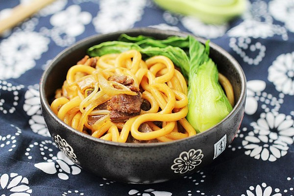 Sợi mỳ dai, mềm kết hợp cùng nước dùng có vị mặn nhẹ, ngọt thanh tạo nên sức hấp dẫn không thể chối từ của món ăn. Mỳ Udon được dùng chung với nước luộc thịt, ăn kèm trứng chiên, tôm chiên và các loại rau.
