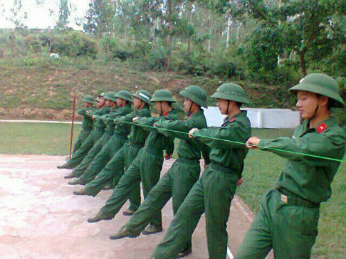 Tay để vuông góc 90 độ.