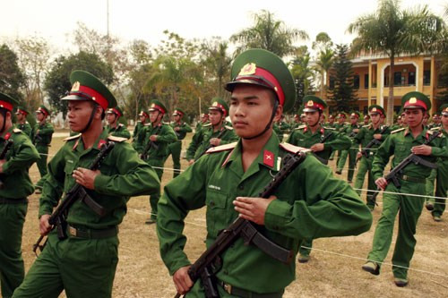 Dứt khẩu lệnh "Đi nghiêm, cử động 1", các chiến sĩ đưa chân thẳng ra phía trước trong khi thân trên vẫn ở tư thế đứng nghiêm.