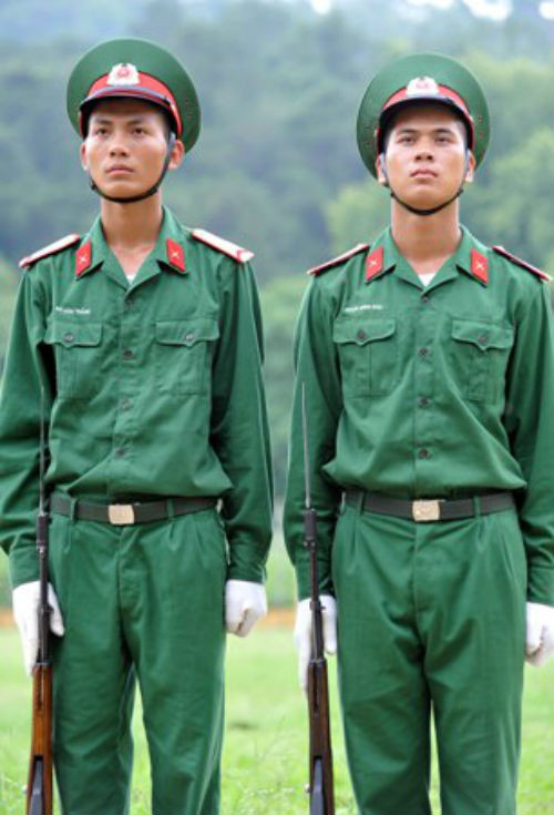 Luôn hướng về phía mặt trời, đây là phần huấn luyện vất vả trong quá trình luyện tập đứng nghiêm.