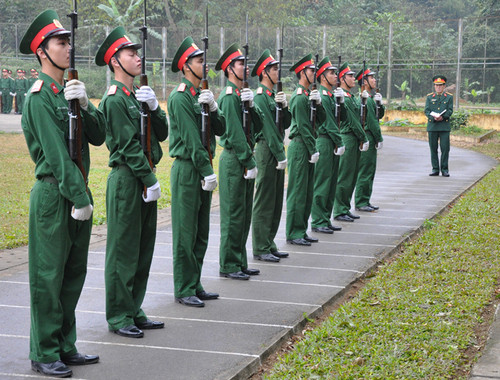 Luôn trong tư thế: chân chữ V, mắt hạn chế chớp, đầu ngay, cổ thẳng, miệng ngậm, cằm thu, ngực nở, bụng thóp, quân dung tươi tỉnh, bất di bất dịch suốt phiên gác.