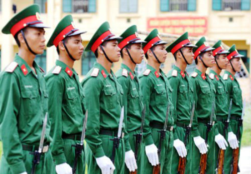 Để có thể đứng hàng tiếng đồng hồ trong phòng lạnh 16 độ C hoặc giữa trưa hè bỏng rát có khi lên đến 39, 40 độ C bảo vệ thi hài Bác, đứng gác ở cửa Lăng, đội “ngự lâm” phải khổ luyện từng động tác điều lệnh đội ngũ.