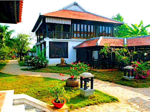 3. Điền viên của Á hậu Quý bà thế giới 2011 Thu Hương Á hậu Quý bà thế giới 2011 Thu Hương sở hữu biệt thự toàn gỗ quý, với kiến trúc sân vườn như resort tọa lạc tại Quận 9 - TP Hồ Chí Minh. Khu biệt thự được thiết kế với một không gian phảng phất hồn quê nhưng rất hiện đại, hoàn thành vào cuối năm 2010 với kiến trúc độc đáo, chủ yếu sử dụng gỗ quý làm chất liệu.Ảnh: Vietnamnet.