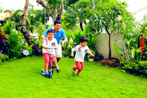 Điểm đặc biệt của khu biệt thự là đài vọng cảnh, nơi có thể tập trung khoảng 10 người cùng ăn uống, đàm đạo, đánh cờ và ngắm cảnh. Điểm dễ thấy khi tham quan khu biệt thự là màu xanh của cây cối bao phủ khắp nơi. Ảnh: kenhsao.net.