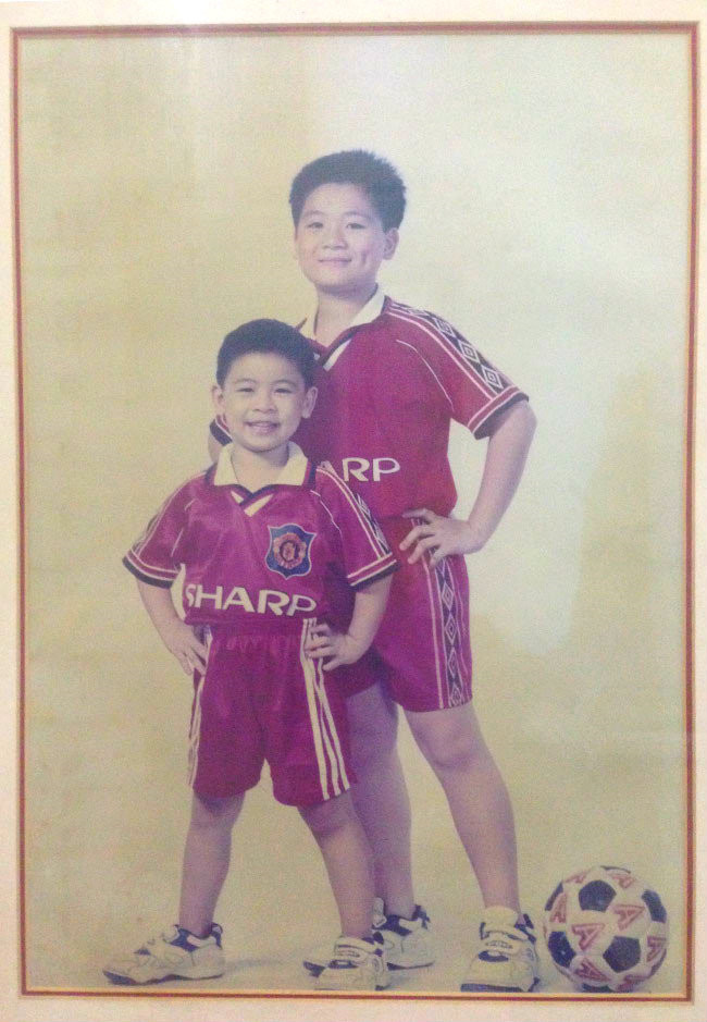 Sinh năm 1989, chàng trai trẻ này từng có 3 năm học trung học tại Singapore, 4 năm Đại học rồi sau đó tốt nghiệp Thạc sĩ tại Anh. Sau khi tốt nghiệp đại học, Vinh vào làm việc tại ngân hàng Sài Gòn - Hà Nội với vị trí chuyên viên kiểm toán nội bộ, và được luân chuyển qua nhiều phòng ban của ngân hàng để làm quen trước khi tiếp tục học cao học. Ảnh Zing.