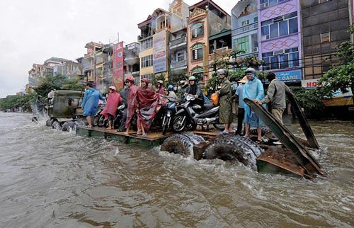 Tính đến tối 1/11/2008, Hà Nội đã có 17 người thiệt mạng trong trận mưa lịch sử. Tuyến đê sông Hồng đã bị sạt mái, gần 13.000 hộ dân ven đê ngập nhà cửa, các hồ chứa đã tràn nước.