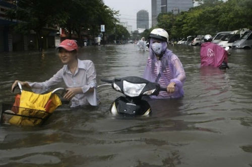 6. Trận lụt lịch sử năm 2008 tại Hà Nội Năm 2008, Hà Nội đã bị ngập lụt nặng nề và đó được coi là trận lụt lịch sử với lượng mưa lớn nhất trong vòng trăm năm qua. Cả Hà Nội chìm trong một biển nước khổng lồ.