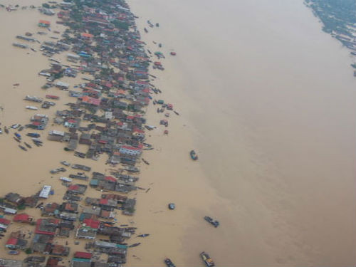 5. Năm 2010, Hà Tĩnh hứng trọn trận lũ lịch sử 100 năm có một Đầu tháng 10/2010, mưa như trút, nước lũ lên “siêu tốc” chưa từng thấy trong 100 năm qua đã nhấn chìm huyện Hương Khê. Hàng ngàn hộ dân rơi vào cảnh “màn trời, chiếu đất”. Những người dân nơi đây phải thức trắng để canh lũ trên những nóc nhà, cành cây trong đói, rét và nguy cơ bị lũ cướp đi tính mạng bất cứ lúc nào.
