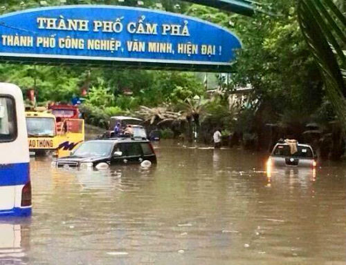 1. Quảng Ninh hoang tàn sau ngày mưa lũ Đợt mưa kéo dài kéo theo lũ lụt tại Quảng Ninh trong hai ngày 26 và 27/7 đã khiến 3 người trong một gia đình ở phường Mông Dương bị thiệt mạng.