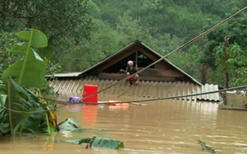 3. Miền Trung bị lũ dữ nhấn chìm bởi cơn bão Nari Theo báo cáo của Ban chỉ đạo phòng chống lụt bão Trung ương, đến 17h ngày 15/10/2013 có ít nhất 3 người Quảng Nam tử vong; 2 người mất tích ở Thừa Thiên Huế và Bình Định; 49 người bị thương sau trận lũ dữ do cơn bão Nari gây ra, trong đó tập trung phần lớn ở ba tỉnh Quảng Trị, Thừa Thiên Huế và Đà Nẵng.