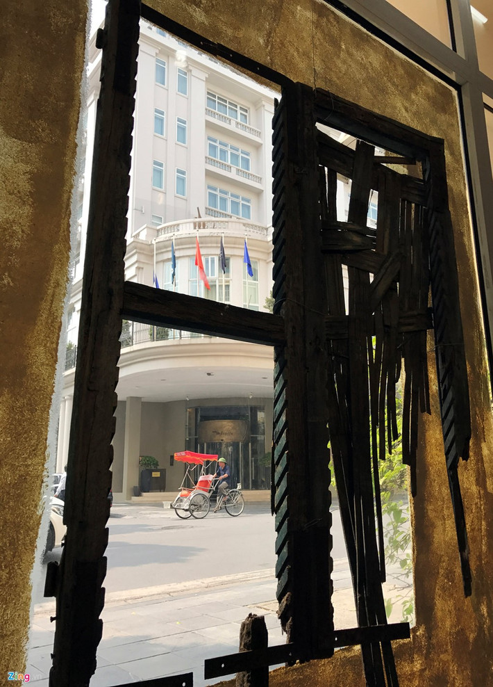 Triển lãm cũng trưng bày hai cửa sổ khá nát, được nghệ sĩ Thế Sơn đưa về từ khu tập thể Văn Chương.