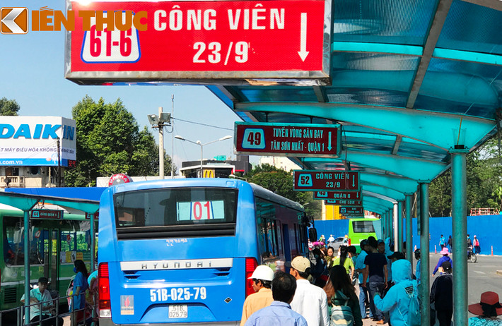 Hơn 60 năm qua, hình ảnh trạm xe buýt Bến Thành, Công viên vòng xoay Quách Thị Trang, chợ Bến Thành... đã vô cùng quen thuộc với du khách trong nước và quốc tế đến "Hòn ngọc viễn đông".