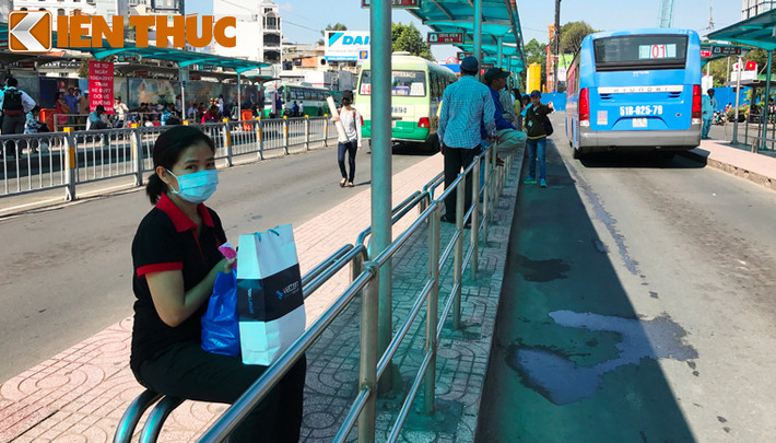 Sáng 9/4, ngày cuối cùng tại trạm xe buýt lớn nhất, quan trọng nhất Sài Gòn trở nên hiu quạnh dù hàng nghìn lượt xe buýt từ khắp nơi vẫn đổ về trạm dừng chân này những giờ cuối cùng.