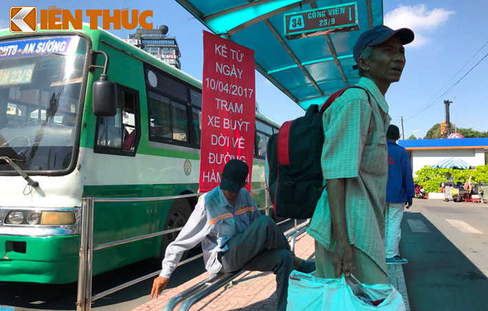 "Tuổi thơ của tôi đã gắn liền với hình ảnh những chuyến xe buýt, xe lam, xe Daihatsu... ở trạm xe này từ hàng chục năm qua. Giờ đây sắp chia tay hình ảnh quen thuộc, gắn liền với nhiều kỷ niệm khiến lòng tôi cảm thấy bùi ngùi...", bác Giang Tô Hà, ngụ phường Bến Thành, Quận 1 chia sẻ.