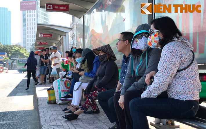 Những hành khách cuối cùng tại các nhà chờ ở trạm xe buýt Bến Thành. Mai này khi họ trở lại, trạm xe buýt này sẽ không còn nữa, nhường lại cho những công trình hiện đại hơn trong công cuộc phát triển thành phố.