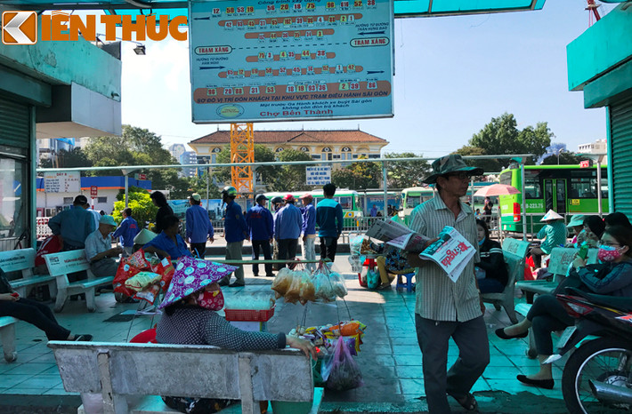 Trạm xe buýt này được xây dựng năm 1956, khi mạng lưới xe buýt Sài Gòn được thiết lập và vẫn đóng vai trò là trạm vận chuyển công cộng chính của thành phố cho đến hiện nay. Trạm điều hành cùng Bệnh viện Đa khoa Sài Gòn, chợ Bến Thành, Công trường Quách Thị Trang (công viên 23/9) tạo thành một vòng cung có tâm vòng xoay trước chợ Bến Thành.