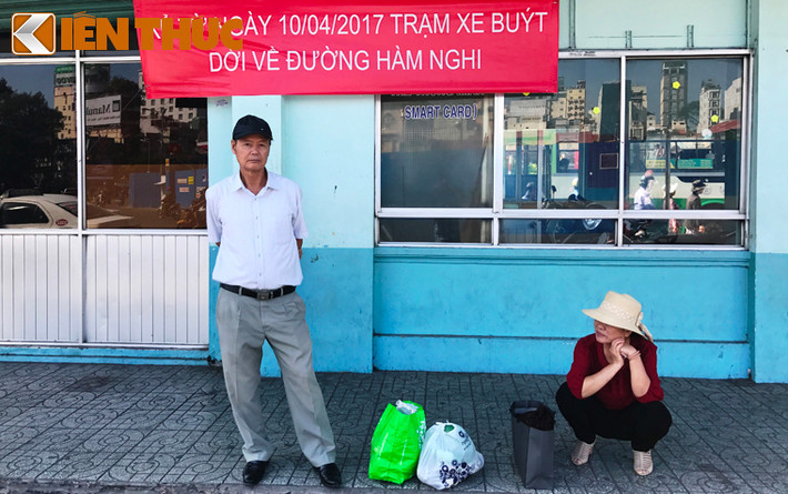 Những hành khách cuối cùng đang chờ xe buýt tại trạm xe buýt Bến Thành trưa 9/4.