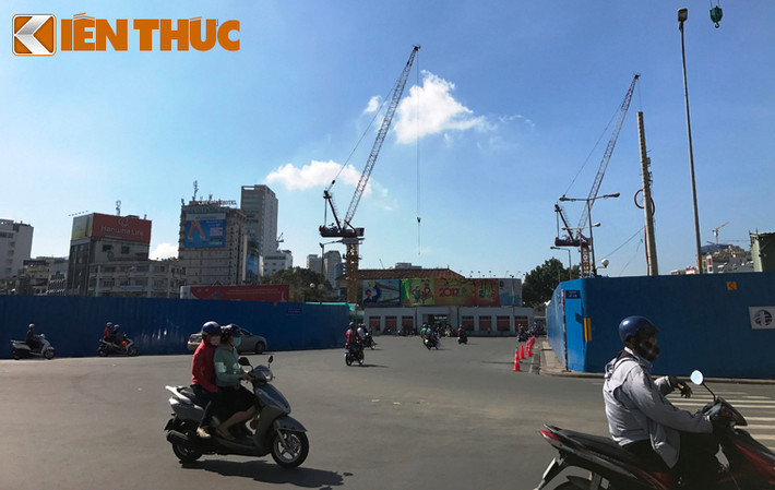 Nhằm phục vụ thi công xây dựng nhà ga metro Bến Thành (thuộc tuyến metro 1 Bến Thành - Suối Tiên), từ tháng 3/2017, khu vực vòng xoay công viên Quách Thị Trang đã được rào chắn để xây dựng nhà ga ngầm.