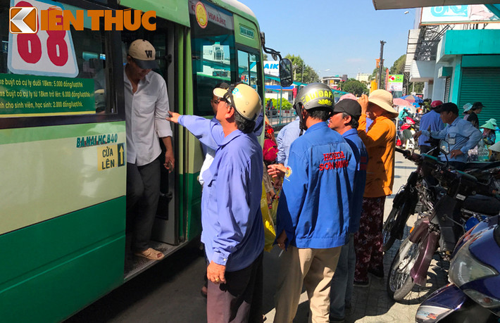 Trạm xe buýt Bến Thành mỗi ngày có hơn 4.700 chuyến xe buýt, phục vụ 152 nghìn khách/ngày với 36 tuyến xe buýt từ khắp các quận, huyện, liên tỉnh về trung tâm Sài Gòn.