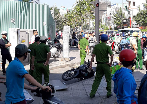 Đến hơn 11h trưa nay 5/3, hiện trường "của nợ" công trình cao ốc Etown 5 rơi trúng người đi đường vẫn đang được Công an quận Tân Bình, TP HCM phong tỏa để khám nghiệm, xử lý.