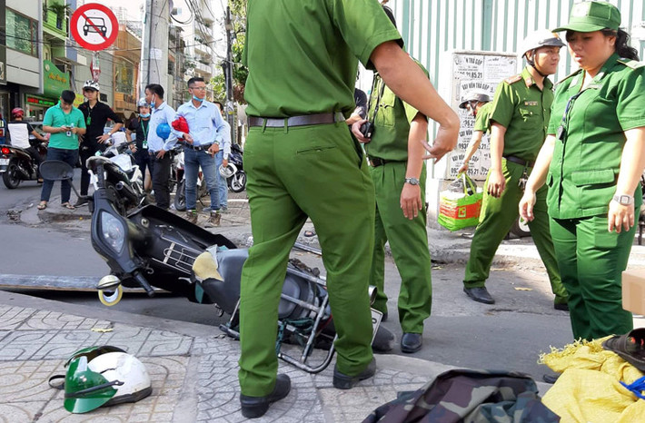 Tại hiện trường, miếng ván có chiều ngang hơn 0,5m, dài hơn 2m nằm trên đường, cạnh đó là chiếc xe máy của nạn nhân bị ngã.