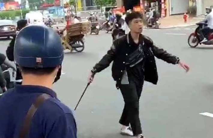 Tạm giữ hình sự thanh niên 17 tuổi đập phá xe máy ở đường Trường Chinh: Ngày 26/9, Cơ quan CSĐT Công an quận Thanh Xuân (Hà Nội) cho biết đã tạm giữ hình sự đối tượng Nguyễn Mỹ Anh (SN 2003, trú tại Khương Đình, Thanh Xuân) để điều tra hành vi “Gây rối trật tự công cộng”. Mỹ Anh được xác định là người đã đập phá chiếc xe máy và hành hung người dân trên đường Trường Chinh sau va chạm giao thông xảy ra cách đây ít ngày.