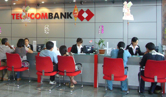 2. Nhân viên ngân hàng Techcombank Nhân viên ngân hàng có mức thu nhập cao thứ hai trong hệ thống hiện nay là Techcombank. Ảnh: Internet.