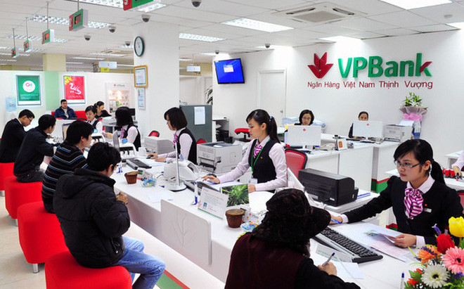 4. Nhân viên ngân hàng VPBank Một hiện tượng trong vấn đề chi lương thưởng của hệ thống phải kể đến là VPBank. Báo cáo tài chính cho thấy thu nhập của nhân viên ngân hàng này tăng thêm hơn 4 triệu đồng/tháng. Ảnh: Soha.