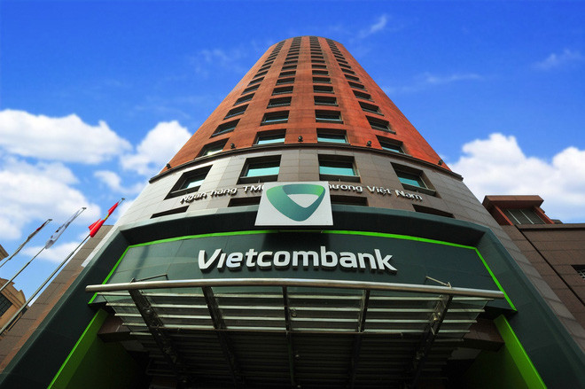 1. Nhân viên ngân hàng Vietcombank Trong quý I/2017, thu nhập bình quân của nhân viên Vietcombank đạt khoảng 27,5 triệu đồng/người/tháng - mức thu nhập cao nhất trong hệ thống ngân hàng. Ảnh: Internet.