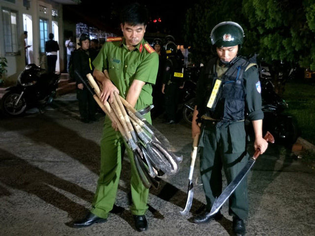 Giành bạn gái, 2 nhóm 21 thanh thiếu niên vác mã tấu, dàn trận đánh nhau: Theo Công an TP Hải Phòng, trước đó vào khoảng 21h15 ngày 21/11/2019, Công an phường Quán Toan nhận được tin người dân báo tại khu vực cổng Bắc số 1, chợ Quán Toan xảy ra vụ xô xát giữa hai nhóm thanh niên. Lực lượng chức năng xuống hiện trường đúng thời điểm hai nhóm đang truy đuổi nhau.