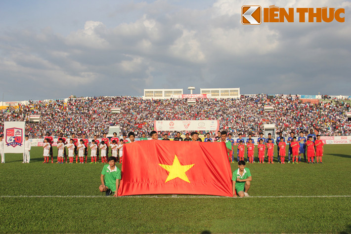Chiều 28/8, trận đấu giữa 2 đội đứng chót bảng tại Giải bóng đá Vô địch Quốc gia TOYOTA 2015 Hoàng Anh Gia Lai và Đồng Nai diễn ra vô cùng kịch tính trên sân Đồng Nai (TP.Biên Hoà, tỉnh Đồng Nai).