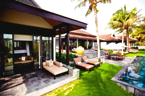 Cụ thể, cơ quan điều tra thu giữ được 217,1 tỷ đồng tiền mặt, 156.610 EUR,4.629 USD, 920 SGD, 400 HKD, 7 sổ tiết kiệm trị giá 30 tỷ đồng, 4 xe ô tô trị giá 5 tỷ đồng, một số dây chuyền, nhẫn, đá quý, một số tài sản khác trị giá10,5 tỷ đồng. CQĐT cũng kê biên 20 bất động sản được định giá 361,9 tỷ đồng. Trong số 13 bất động sản của Huyền Như có một căn hộ thuộc tòa tháp Ruby 1 ở quận Bình Thạnh, TP. HCM trị giá hơn 40 tỷ đồng. Ảnh: ĐSPL