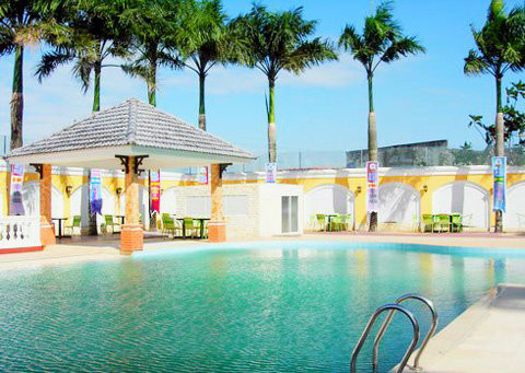 Tư dinh của ông Khuân được xây dựng trên diện tích đất khoảng 10.000 m2. Nhìn từ ngoài vào, khu biệt thự mang dáng dấp một công trình của người Hồi giáo, Trung Đông, nhưng bên trong lại pha trộn kiến trúc phương Tây. Ảnh: VEF.