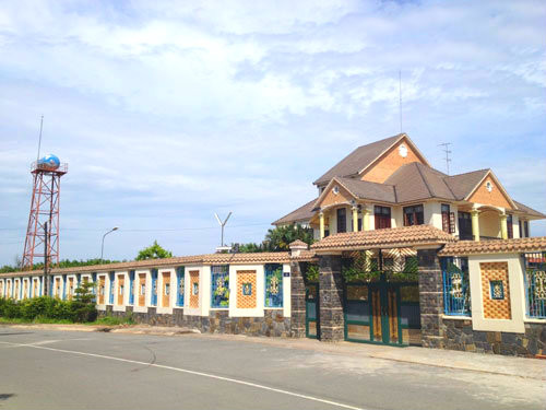 Dinh thự này được "phát hiện" ra trong lúc vụ lùm xùm đại gia Huỳnh Uy Dũng đâm đơn kiện chủ tịch tỉnh Bình Dương - ông Lê Thanh Cung với những cáo buộc liên quan đến thủ tịch hành chính. Ảnh: Kinh doanh và pháp luật.