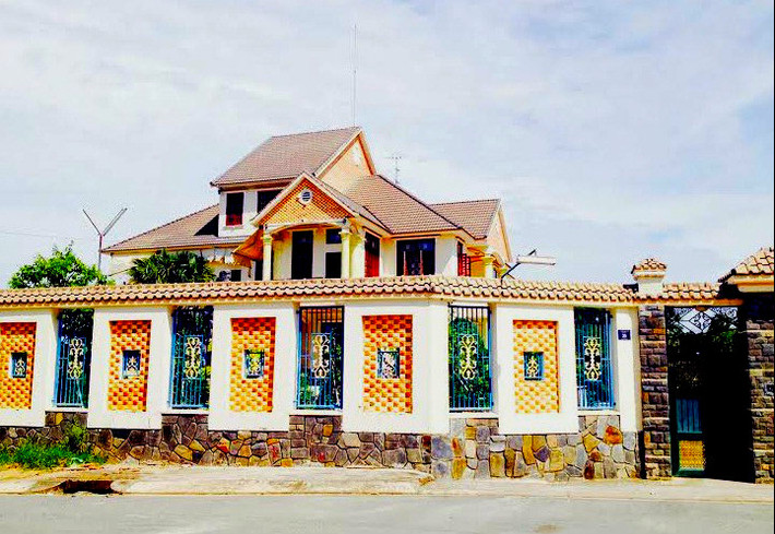 Theo đánh giá của người dân nơi đây đánh giá thuộc hàng sang trọng nhất nhì của tỉnh Bình Dương. “Dinh thự” được xây dựng theo phong cách hiện đại, với nhiều căn phòng tráng lệ, hướng ra mặt tiền đường, tương tự như nhiều căn nhà nhỏ bao quanh “dinh thự”. Ngay sân nhà có hàng trăm loại cây kiểng đắt tiền, có cặp kiểng quý, hàng rào phía trước có remote điều khiển từ xa. Ảnh: Kinh doanh và pháp luật.