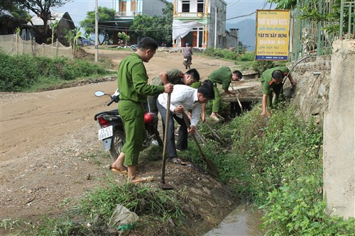 Giúp người dân khơi thông cống rãnh.