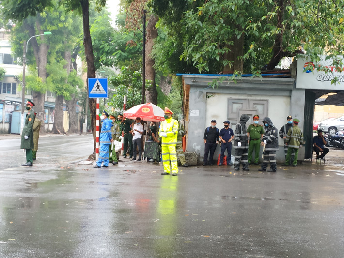 Công tác an ninh được thắt chặt ở nhiều tuyến phố, đặc biệt là đường Trần Thánh Tông, trước cửa Nhà tang lễ QG.