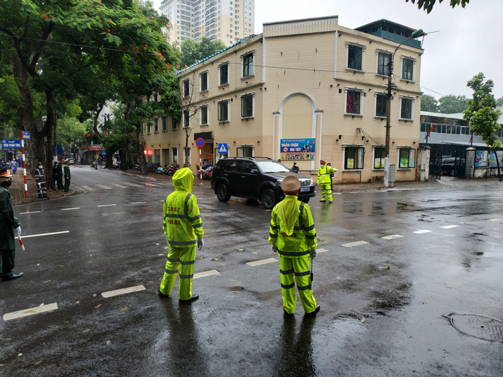 Từ 6h ngày 14/8 đến 13h ngày 15/8, mọi phương tiện (trừ xe ưu tiên) không được đi vào các tuyến đường: Tăng Bạt Hổ, Phạm Đình Hổ, Nguyễn Công Trứ (đoạn từ Trần Thánh Tông đến Lò Đúc), YecXanh, Trần Thánh Tông, Nguyễn Huy Tự, Lê Quý Đôn (đoạn từ Nguyễn Cao đến YecXanh), Nguyễn Cao (đoạn từ Lò Đúc đến Lê Quý Đôn), Hàn Thuyên, Hàng Chuối (đoạn từ Hàn Thuyên đến Nguyễn Công Trứ).
