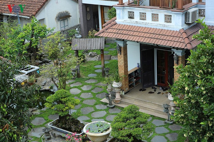 Sân được lát đá kết hợp thảm cỏ xanh tạo không gian gần gũi với thiên nhiên. Ảnh: VOV.