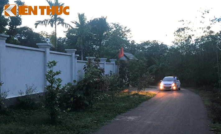 Phía ngoài khu đất xây dựng trái phép trên đất nông nghiệp ở xã Xuân Thạnh, huyện Thống Nhất, tỉnh Đồng Nai của gia đình phó ban Tổ chức tỉnh uỷ Đồng Nai.