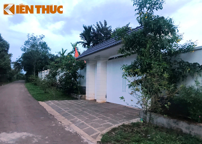 Xung quanh khu đất rộng 2.300 mét vuông của gia đình ông Đấu được xây tường kiên cố, cao khoảng 2m bao bọc xung quanh.
