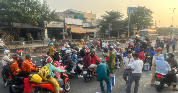 “Thật cảm động, dù món quà không quá lớn nhưng khiến chúng tôi rất xúc động khi được các anh, các chị tận tay trao như một lời tiễn chân người thân về sum hợp gia đình trong thời khắc thiêng liêng”, anh Long, một người dân quê Cà Mau bày tỏ.
