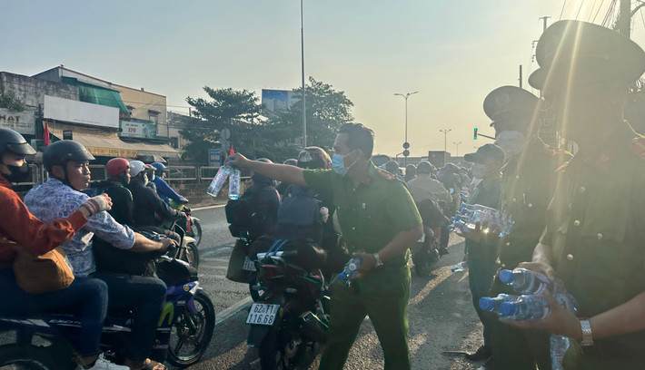 Lực lượng Công an trao yêu thương đến với người dân...