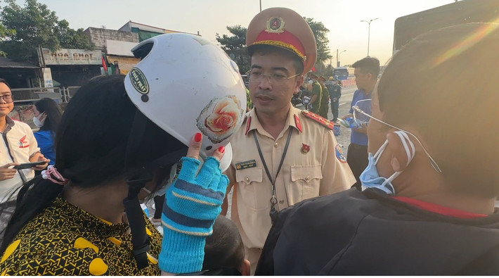 Nhiều người đi xe máy đội mũ bảo hiểm dạng thể thao (chỉ dành cho người đi xe đạp), hoặc mũ dạng thời trang kém chất lượng một phen “hú vía” khi bị CSGT chặn dừng, thông báo hành vi vi phạm đội mũ bảo hiểm không đúng quy định, cũng như tác hại nguy hiểm về hành vi này. Tuy nhiên, ngay sau những lời tuyên truyền, người vi phạm đã bất ngờ vì được nhắc nhở, lại còn được tặng một chiếc mũ mới chất lượng.