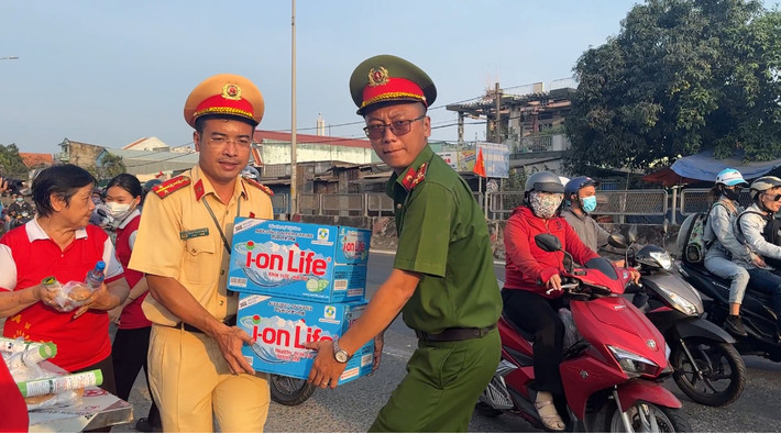 Ban chỉ huy Trạm CSGT Tân Túc (Phòng CSGT Công an TP HCM) đã lên kế hoạch phối hợp cùng nhiều lực lượng xã Bình Chánh (huyện Bình Chánh) chuẩn bị hàng nghìn chai nước suối, khăn lạnh, bánh mì… để “tiếp sức” người dân trên đường rời TP về quê nghỉ Tết.