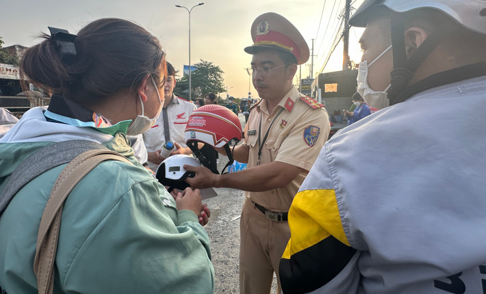 Được biết, chương trình đồng hành cùng người dân về quê nghỉ Tết sẽ được Trạm CSGT Tân Túc và các đơn vị liên quan của huyện Bình Chánh thực hiện xuyên suốt trong những ngày cao điểm người dân về quê nghỉ Tết.